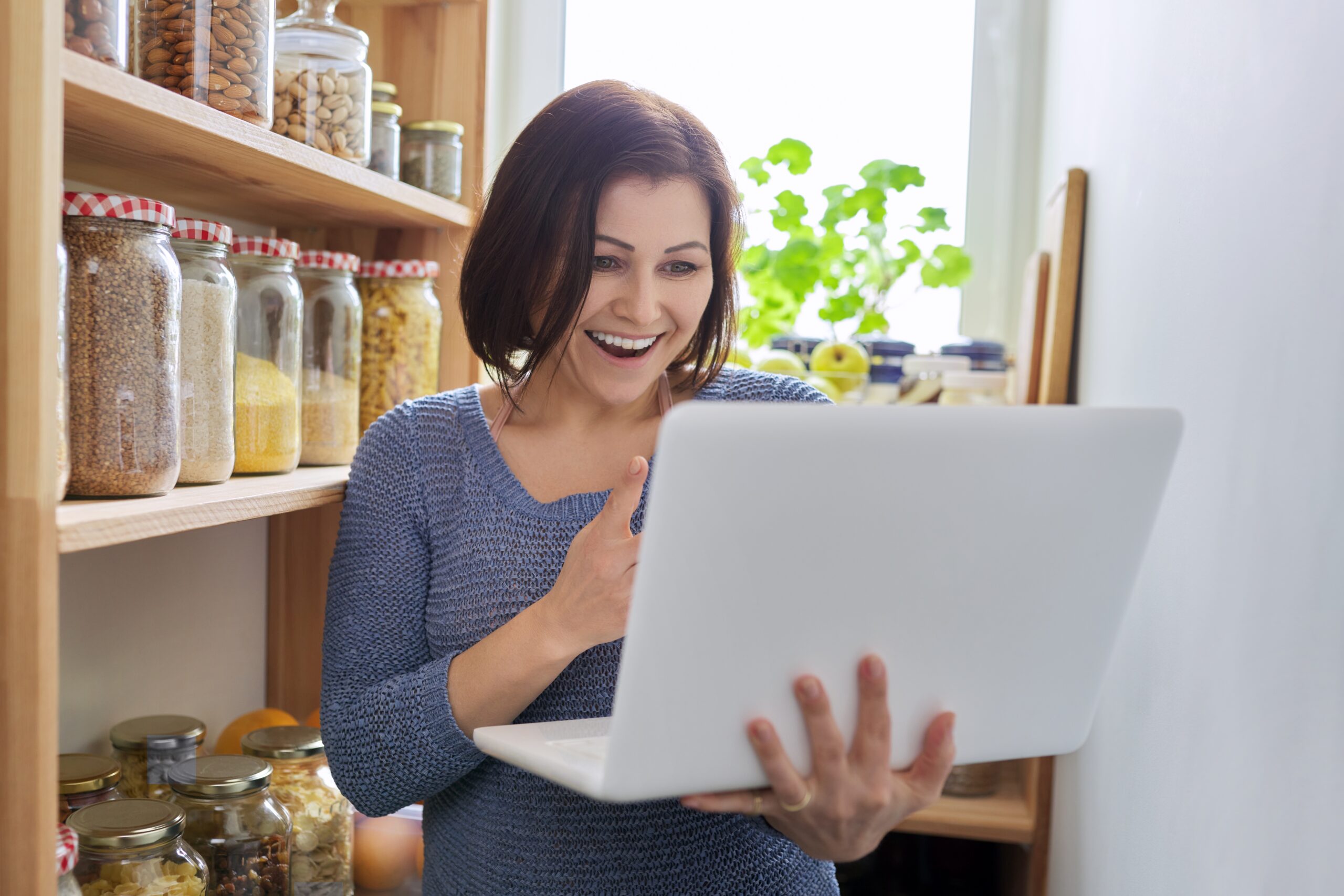 Mujer sosteniendo una laptop